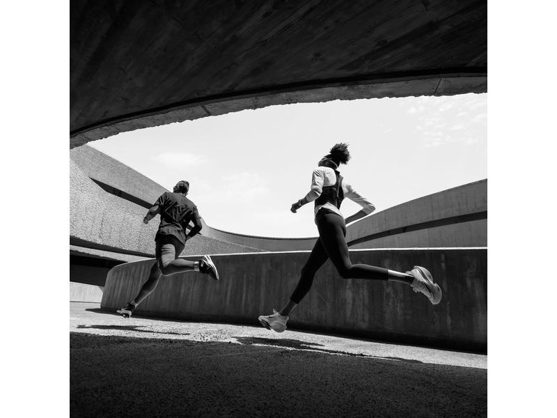 Apple Watch Ultra 2 GPS + Cellular (Titan Silbergrau) - 49mm - Trail Loop M/L Blau/Schwarz