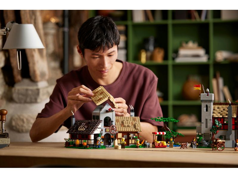 LEGO® Icons Mittelalterlicher Stadtplatz 10332