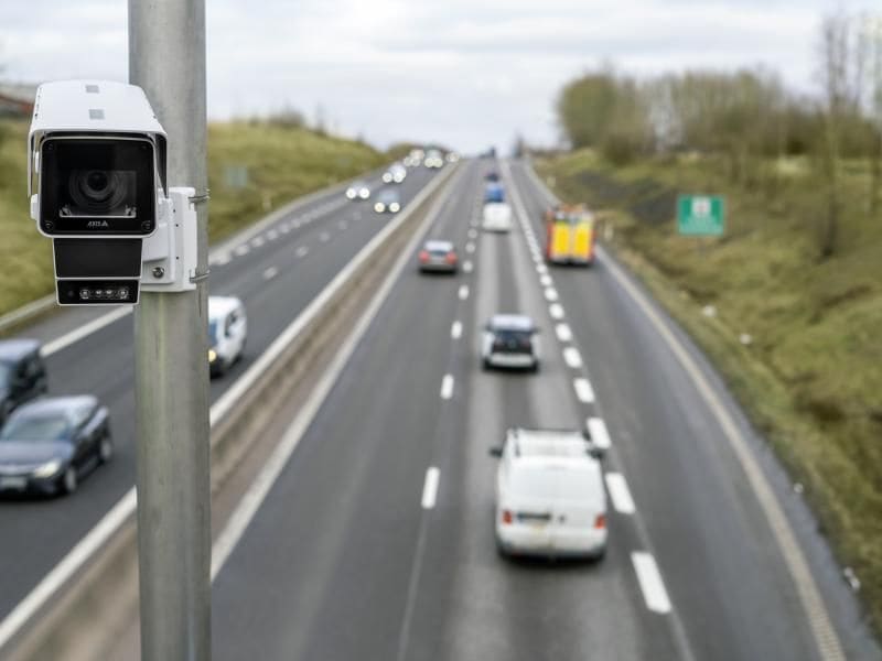 Axis Netzwerkkamera Q1686-DLE Radar