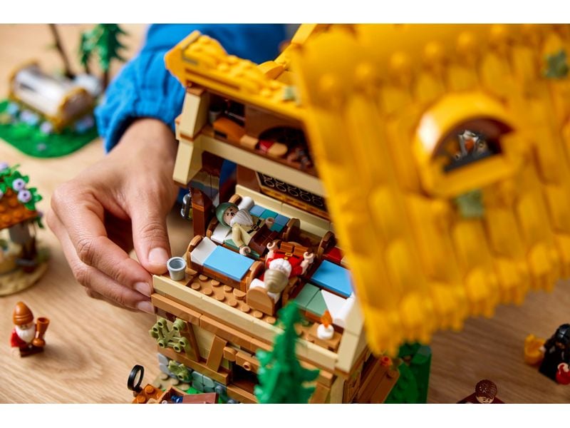 LEGO® Disney Die Hütte von Schneewittchen 43242