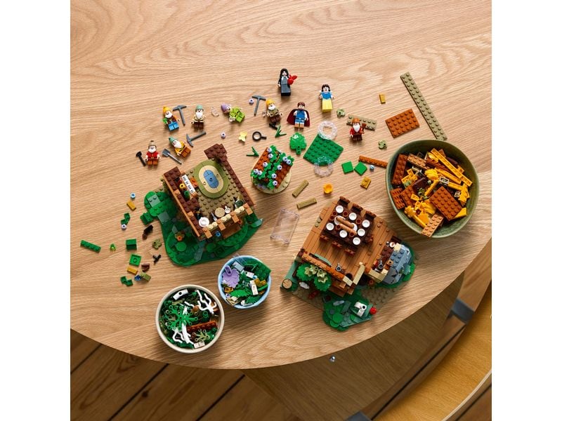 LEGO® Disney Die Hütte von Schneewittchen 43242