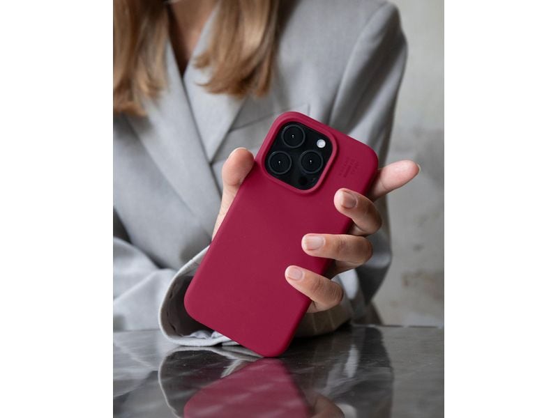 Ideal of Sweden Back Cover Silicone iPhone 16 Cranberry