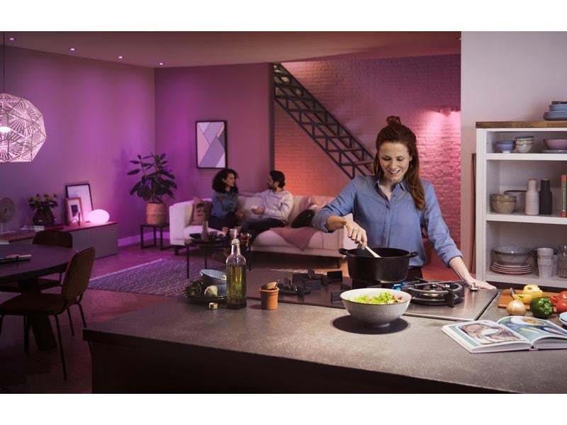 Philips Hue Starterset White &amp; Color Ambiance, 2er Set inkl. Smart Plug