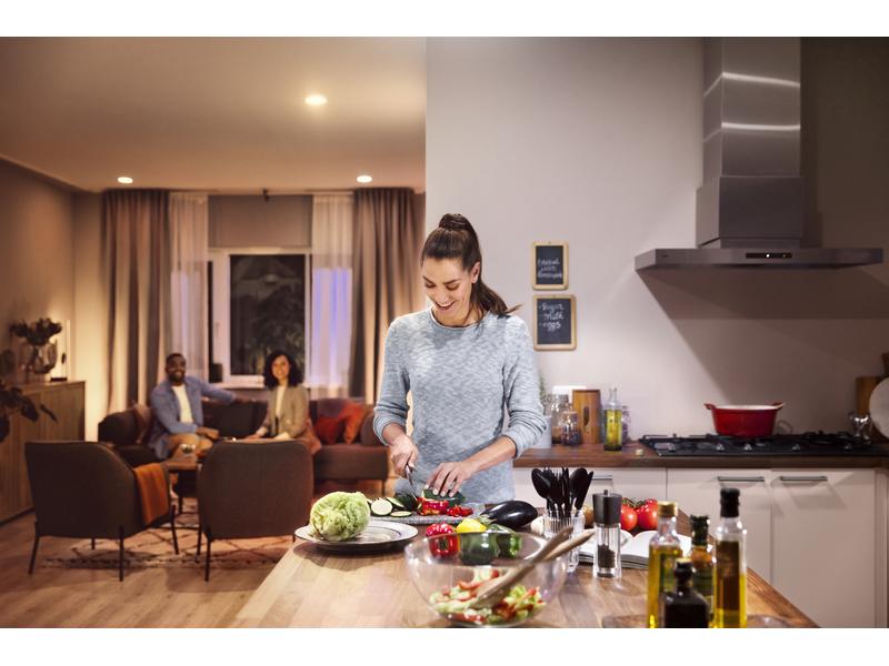 Philips Hue Starterset White &amp; Color Ambiance, 2er Set inkl. Smart Plug